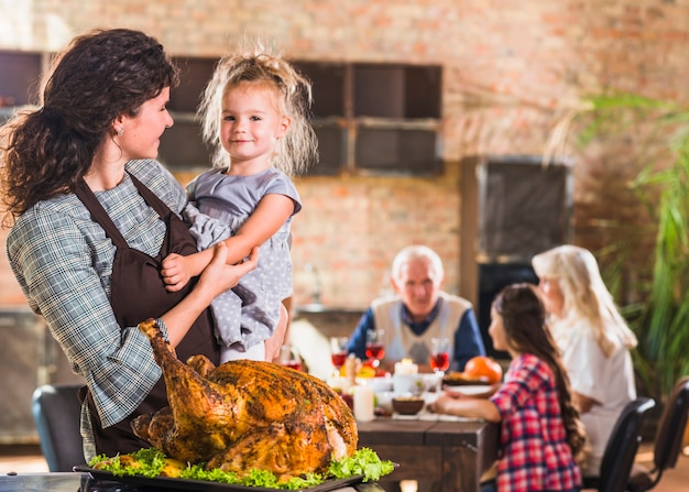 Hembra con niño cerca de jamón asado