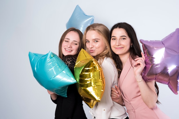 Hembra sonriente con globos