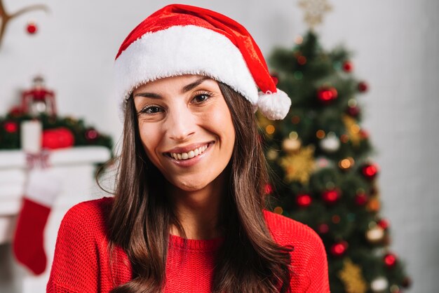 Hembra sonriente en sombrero de la Navidad