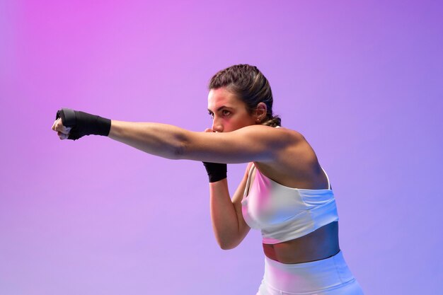 Las hembras jóvenes practicando kickboxing