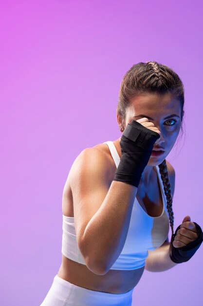 Las hembras jóvenes practicando kickboxing