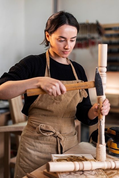 Foto gratuita las hembras jóvenes que trabajan en un taller de grabado en madera