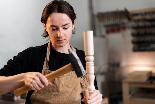 Las hembras jóvenes que trabajan en un taller de grabado en madera