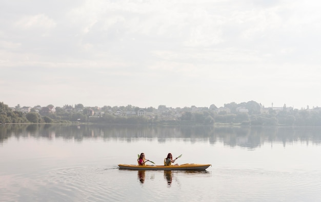 Foto gratuita hembras de tiro largo remando en kayak