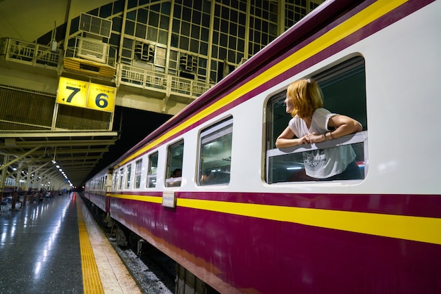 hembras viajan mujeres jóvenes estudiante de transporte público