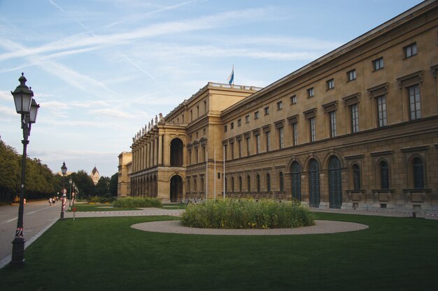 Hercules Hall rodeado de vegetación bajo la luz del sol durante el día en Munich en Alemania