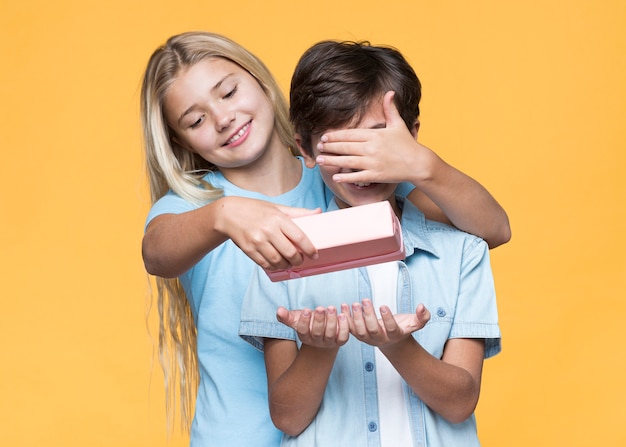 Foto gratuita hermana sorprendente hermano con regalo