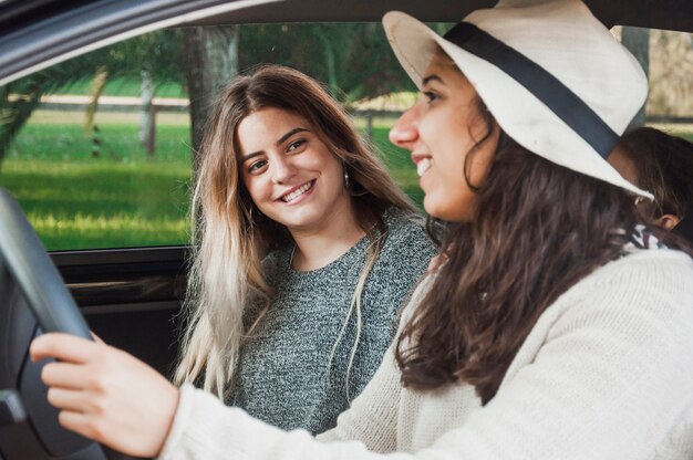 Hermanas adolescentes sentados juntos dentro del coche