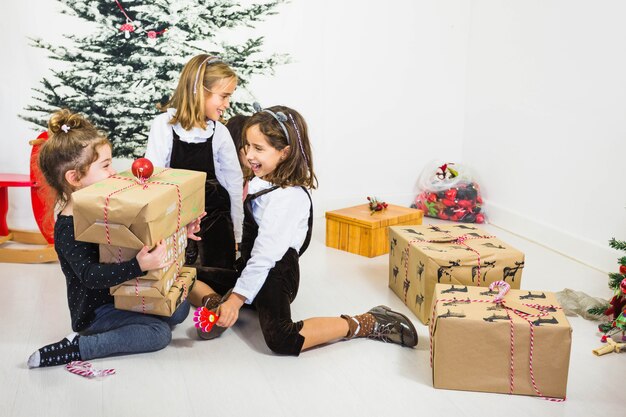 Hermanas con cajas de regalo