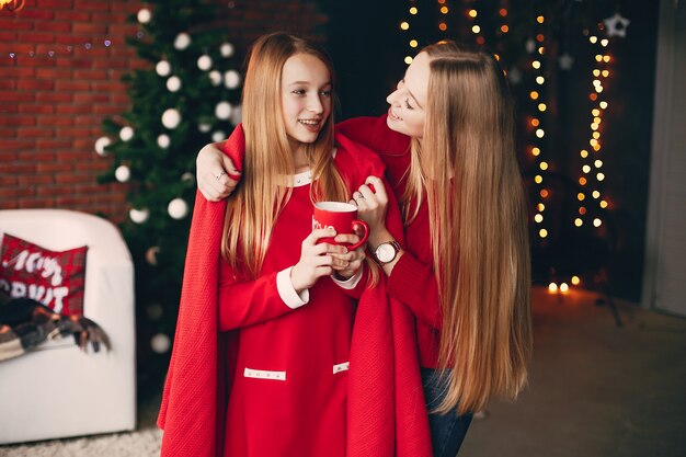 hermanas en casa