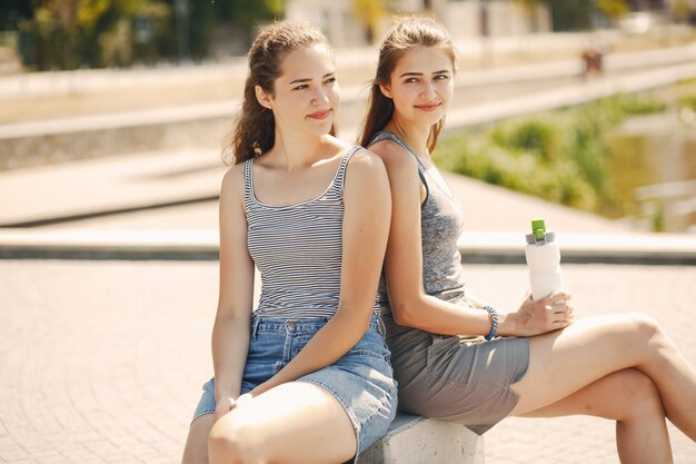 hermanas en una ciudad