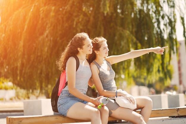 hermanas en una ciudad