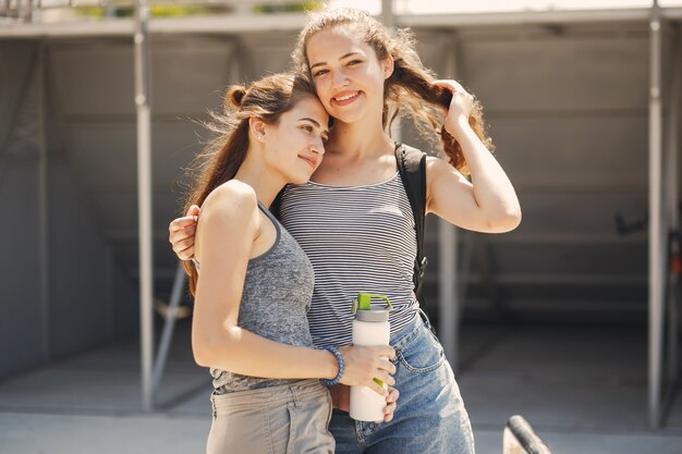 hermanas en una ciudad