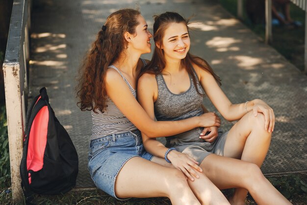 hermanas en una ciudad