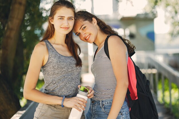 hermanas en una ciudad