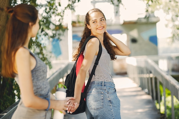 hermanas en una ciudad