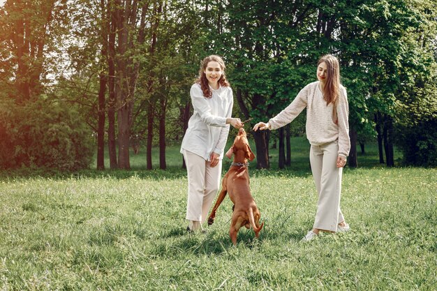 Hermanas elegantes y con estilo en un parque de primavera