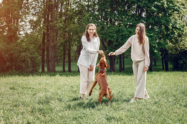 Hermanas elegantes y con estilo en un parque de primavera