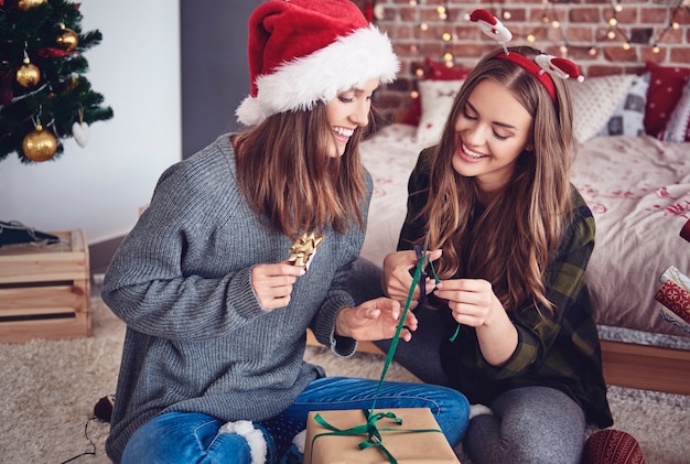 Hermanas empacando regalos en el dormitorio