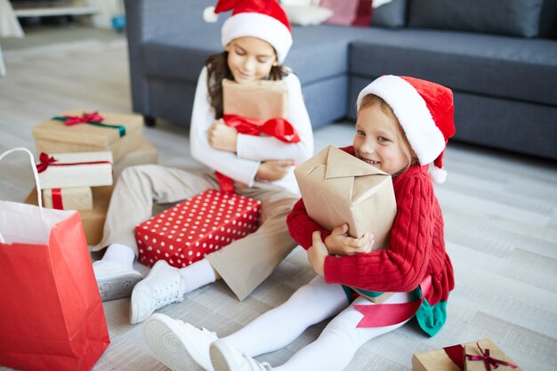 Hermanas felices con regalos o regalos de Navidad