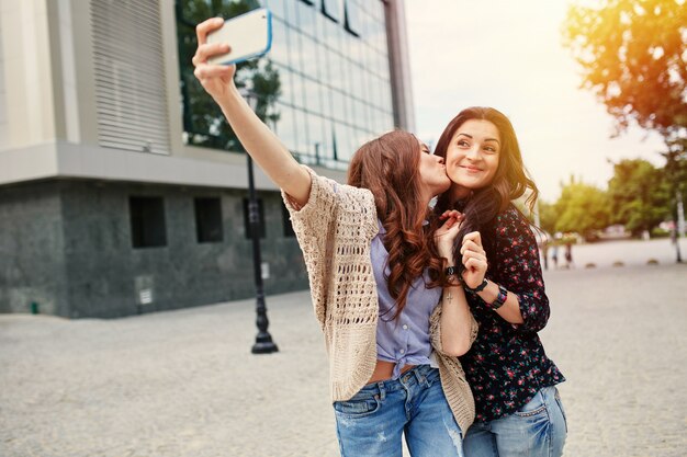 Hermanas haciendo selfie