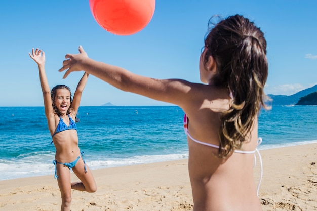 Foto gratuita hermanas jugando y riendo en la playa