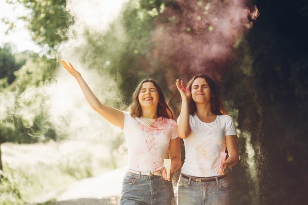 Foto gratuita hermanas lindas en un parque