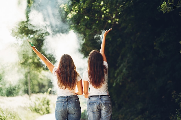 Hermanas lindas en un parque