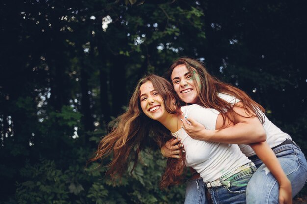 Hermanas lindas en un parque