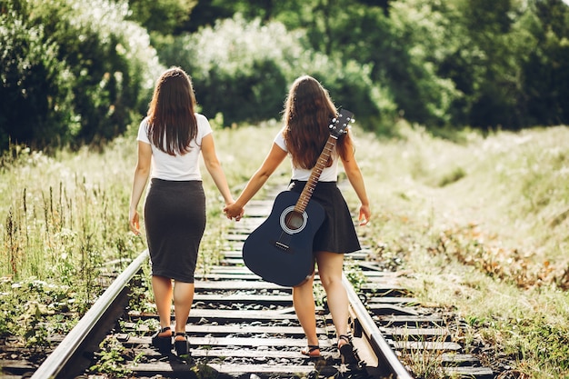 Hermanas lindas en un parque