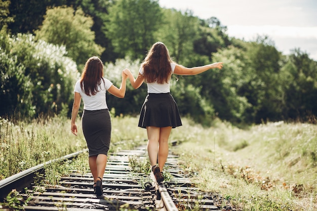 Hermanas lindas en un parque