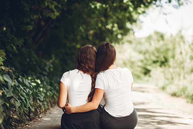 Hermanas lindas en un parque