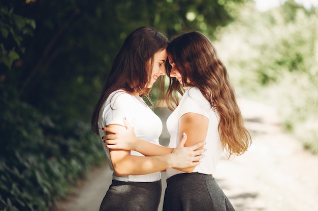 Hermanas lindas en un parque