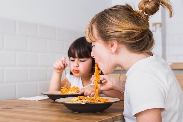 Hermanas más jóvenes y mayores que tienen comida sabrosa