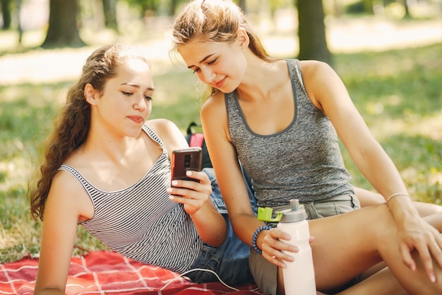 hermanas en un parque