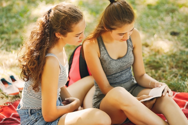 Foto gratuita hermanas en un parque