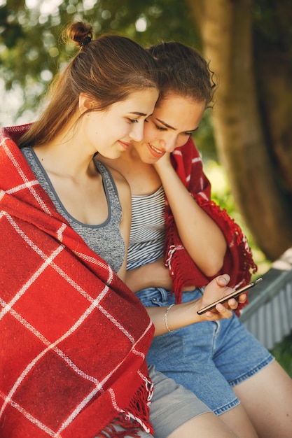 Foto gratuita hermanas en un parque