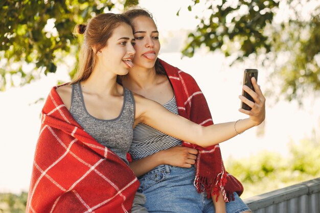 hermanas en un parque