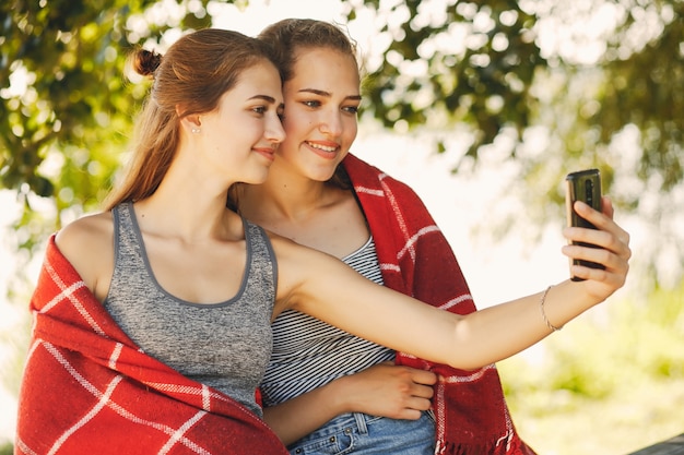 Foto gratuita hermanas en un parque