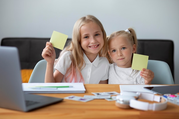 Hermanitas haciendo escuela en línea juntas en casa