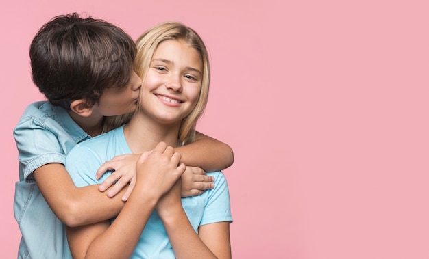 Hermanito besando a hermana en la mejilla