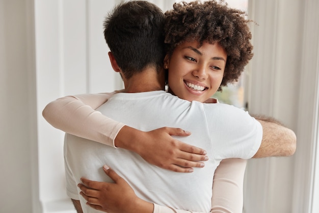 Hermano y hermana amables se abrazan cariñosamente