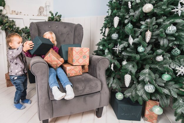 Hermano y hermana celebrando navidad