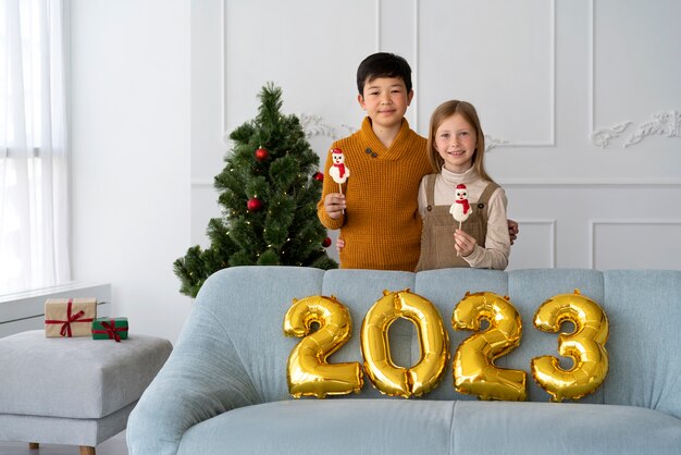 Hermano y hermana celebrando la víspera de año nuevo en casa juntos