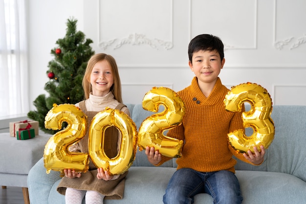 Hermano y hermana celebrando la víspera de año nuevo en casa juntos