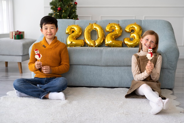 Hermano y hermana celebrando la víspera de año nuevo en casa juntos