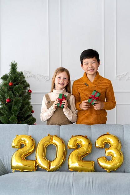 Hermano y hermana celebrando la víspera de año nuevo en casa juntos