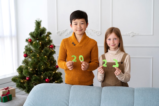 Hermano y hermana celebrando la víspera de año nuevo en casa juntos