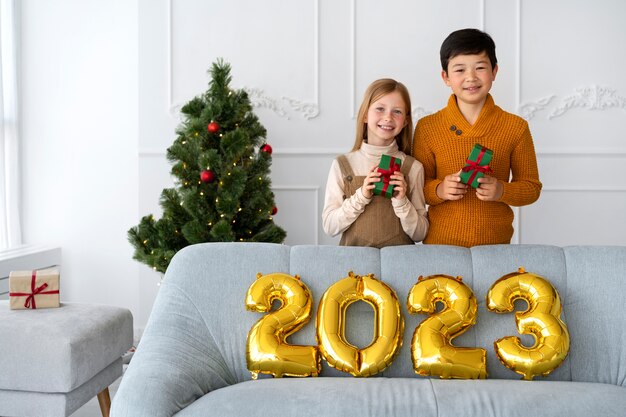 Hermano y hermana celebrando la víspera de año nuevo en casa juntos