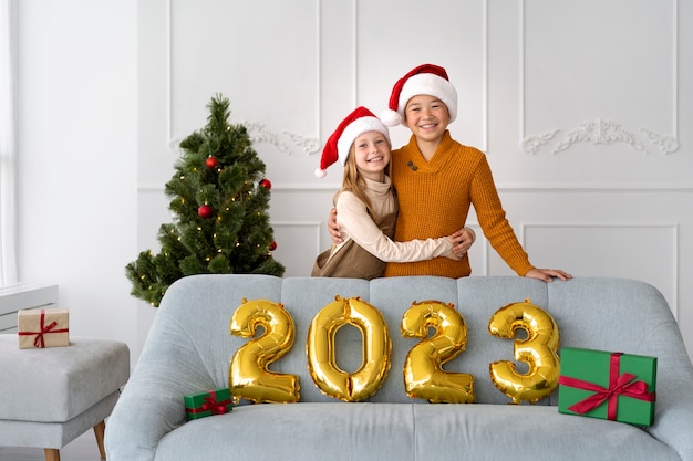 Hermano y hermana celebrando la víspera de año nuevo en casa juntos